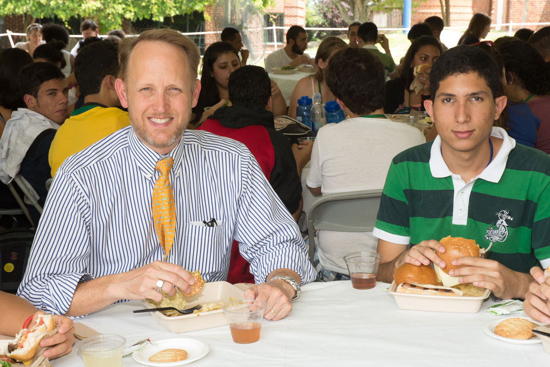 Brasilia Without Border students at a barbecue