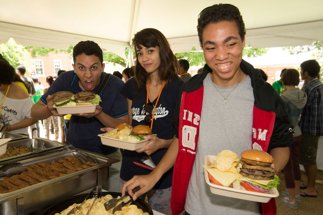 Brasilia Without Border students at a barbecue
