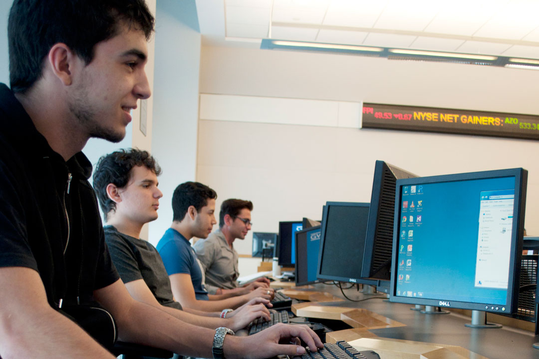 Brasilia Without Border students working on computers