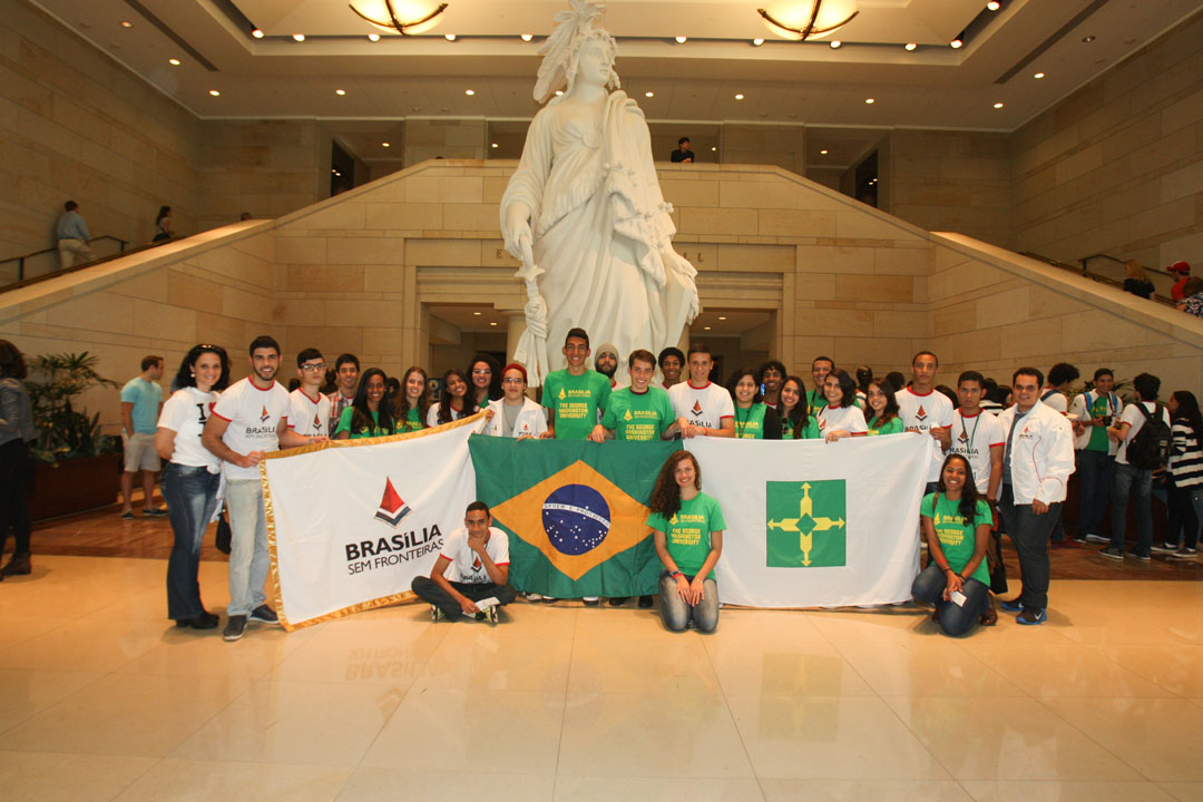 Brasilia Without Border students at the Capitol building