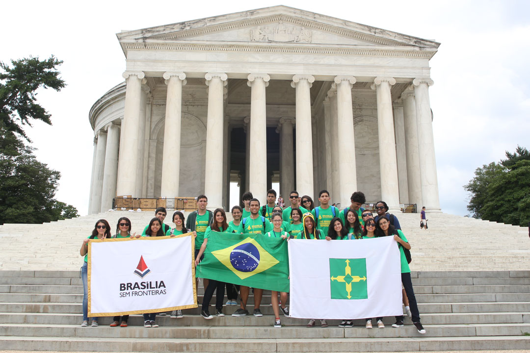Brasilia Without Border students at the monuments in DC