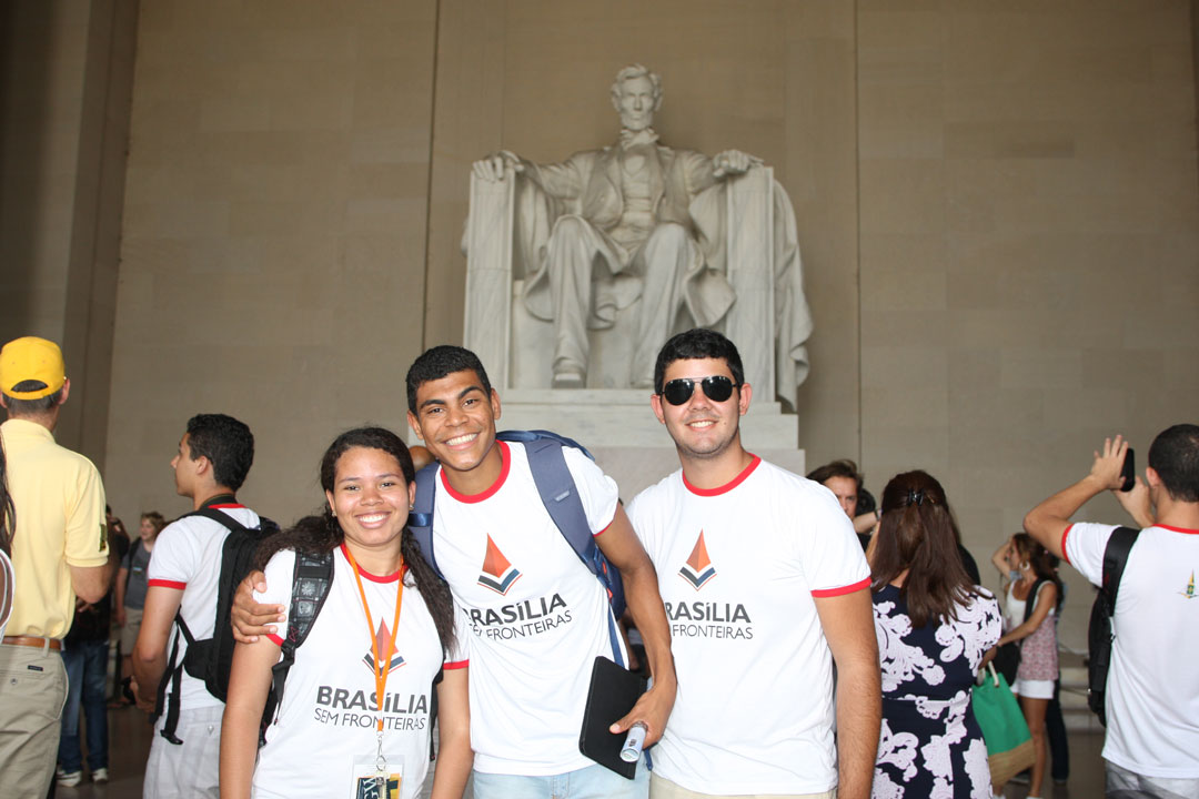 Brasilia Without Border students at the monuments in DC
