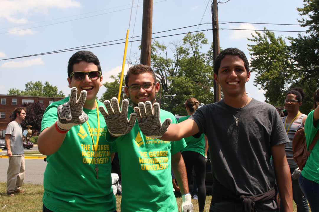 Brasilia Without Border students participating in community service
