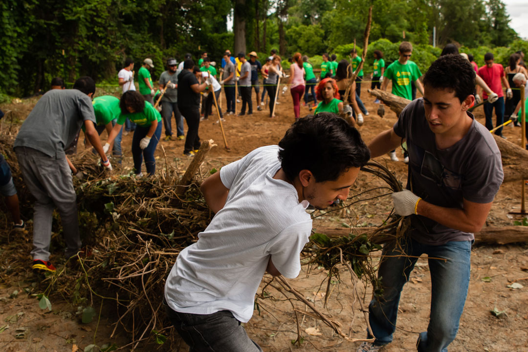 Brasilia Without Border students participating in community service