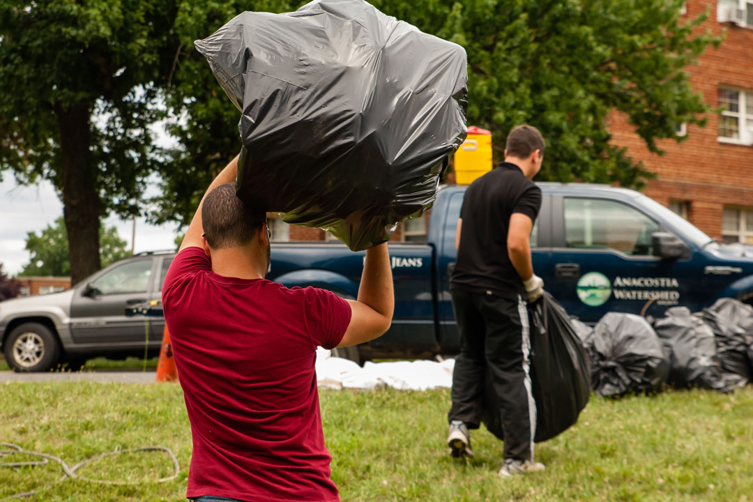 Brasilia Without Border students participating in community service