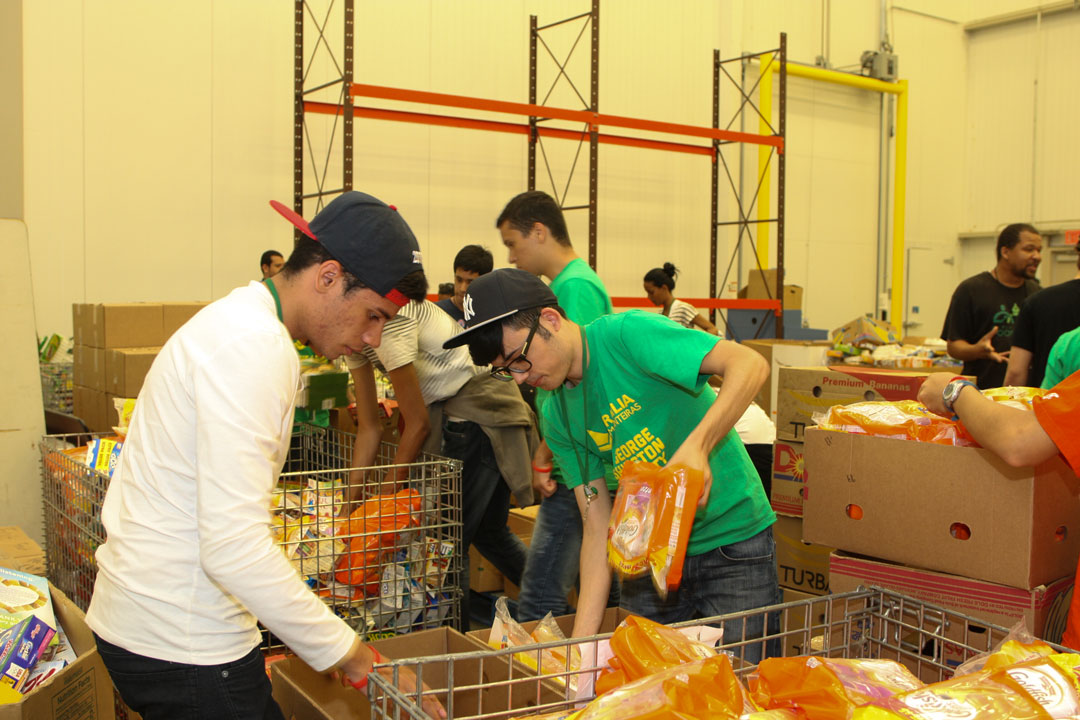 Brasilia Without Border students participating in community service