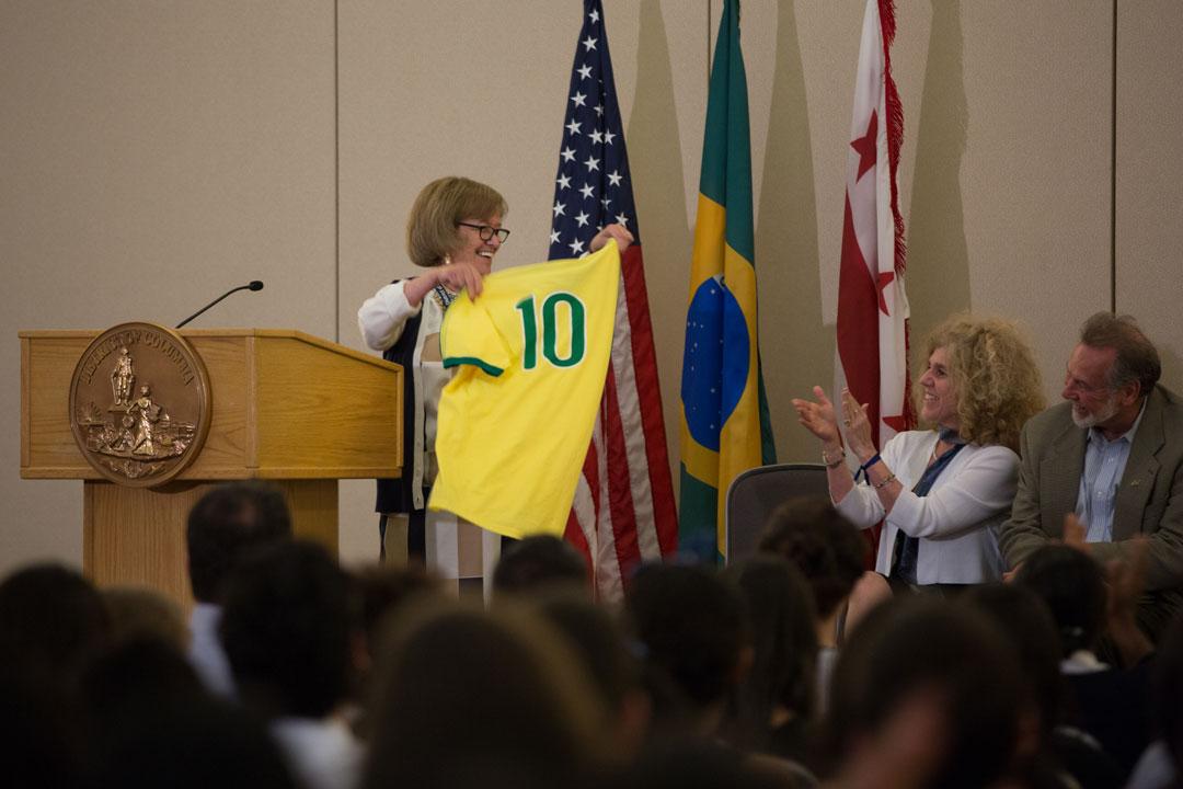 Brasilia Without Border students hearing from the DC Mayor's office