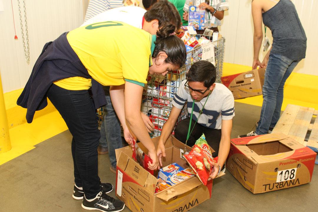 Brasilia Without Border students participating in community service